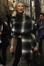 Karlie Kloss - Leaving the Dolce & Gabbana fashion show in Milan, Italy - March 1, 2015 (14xHQ) BilWvc3w