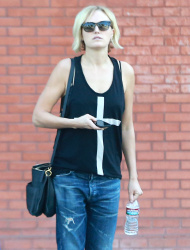 Malin Akerman - Out and about in LA - February 19, 2015 (14xHQ) BzNE0d6f