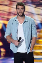 Liam Hemsworth - Teen Choice Awards 2013 at Gibson Amphitheatre (Universal City, August 11, 2013) - 22xHQ CAAVwhqu