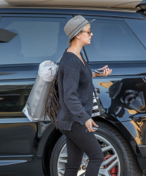Kaley Cuoco - Out and about LA, 3 января 2015 (17xHQ) CTCKL0LF