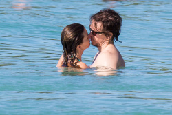 Mark Wahlberg - and his family seen enjoying a holiday in Barbados (December 26, 2014) - 165xHQ CkREjij7