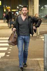 Hugh Jackman - Arriving at Heathrow airport in London - April 6, 2015 - 10xHQ Cvjaulby
