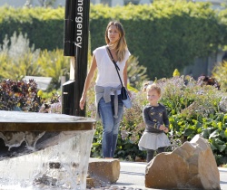 Jessica Alba - Jessica and her family spent a day in Coldwater Park in Los Angeles (2015.02.08.) (196xHQ) DLShwUCG