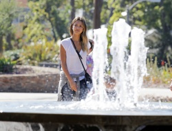 Jessica Alba - Jessica and her family spent a day in Coldwater Park in Los Angeles (2015.02.08.) (196xHQ) DPZtBKoA