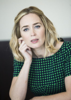 Эмили Блант (Emily Blunt) Press Conference for The Girl On the Train at the Mandarin Oriental Hotel, 25.09.2016 (26xHQ) DguluRwP