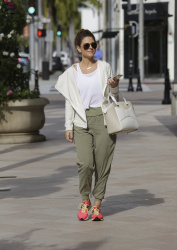 Maria Menounos - Shopping at Jimmy Choo in Beverly Hills, 28 января 2015 (23xHQ) EV070WpB
