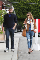Alessandra Ambrosio - Out and about in Brentwood, 30 января 2015 (39xHQ) EfSSbSO5