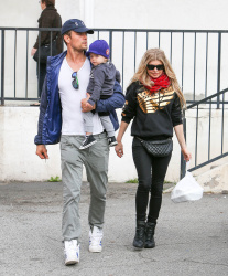 Josh Duhamel and Fergie - take their son Axl out for breakfast in Brentwood, California - December 20, 2014 - 78xHQ EzxgMn4Z