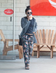 Vanessa Hudgens - Leaving Intelligentsia Coffee in LA - February 26, 2015 (26xHQ) FAHgyLnv