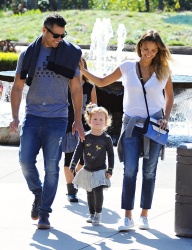 Jessica Alba - Jessica and her family spent a day in Coldwater Park in Los Angeles (2015.02.08.) (196xHQ) FB1cdHQd