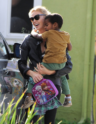Charlize Theron - is spotted out and about with her son Jackson, 7 января 2015 (15xHQ) FsCpNwSB
