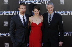 Shailene Woodley, Theo James - на премьере фильма 'Divergent' at Callao Cinema, Мадрид, 3 апреля 2014 (302xHQ) G5OGXiep