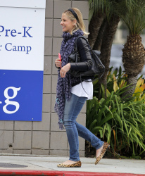 Sarah Michelle Gellar - out and about in Brentwood, 30 января 2015 (28xHQ) G61iU9KM