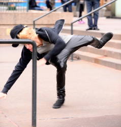 Justin Bieber - Skating in New York City (2014.12.28) - 41xHQ GSHfW12n