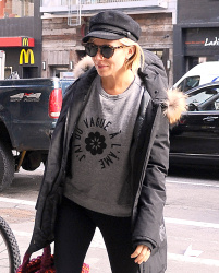 Sienna Miller - walking to a building in Midtown, New York, 15 января 2015 (39xHQ) GX0ZHz8G