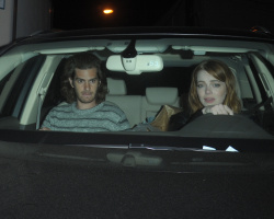 Andrew Garfield & Emma Stone - Leaving an Arcade Fire concert in Los Angeles - May 27, 2015 - 108xHQ GqK1uwbX