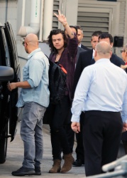 Harry Styles - Arriving into Sydney Airport in Sydney, Australia - February 5, 2015 - 13xHQ GtioJN6E
