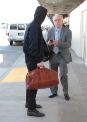 Ryan Gosling - Ryan Gosling - Arriving at LAX Airport in LA - April 17, 2015 - 25xHQ H6Pwp8wT
