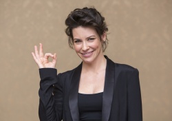 Evangeline Lilly - 'The Hobbit: The Desolation Of Smaug' Press Conference at The Beverly Hilton Hotel on December 3, 2013 in Beverly Hills, California - 12xHQ HA4vszms