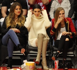 Cara Delavingne, Kendall Jenner and Khloe Kardashian - At the Basketball game, 7 января 2015 (23xHQ) HCIQAsUL