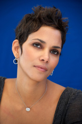 Halle Berry - Frankie & Alice press conference portraits by Vera Anderson, Hollywood, November 30, 2010) - 13xHQ HzF1UnjE