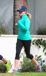 Reese Witherspoon - Out jogging in Brentwood - February 28, 2015 (15xHQ) Ikzd4YdY