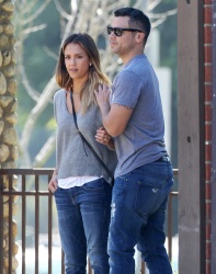 Jessica Alba - Jessica and her family spent a day in Coldwater Park in Los Angeles (2015.02.08.) (196xHQ) Jnk3gaP8