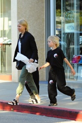 Naomi Watts - Taking her son to Karate class in LA - February 25, 2015 (20xHQ) K0WEdBzD