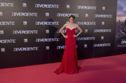 Shailene Woodley, Theo James - на премьере фильма 'Divergent' at Callao Cinema, Мадрид, 3 апреля 2014 (302xHQ) KE1pW1FL