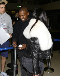 Kim Kardashian & Kanye West - At LAX Airport in Los Angeles, 7 января 2015 (68xHQ) L1B0DtW2