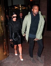 Kim Kardashian and Kanye West - Out and about in New York City, 8 января 2015 (54xHQ) LA8ZRpoS