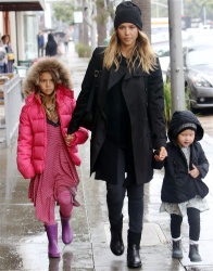 Jessica Alba - Shopping with her daughters in Los Angeles, 10 января 2015 (89xHQ) Lstdd0Kr