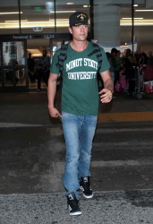 Josh Duhamel - Josh Duhamel - Arriving at LAX Airport in LA - April 23, 2015 - 24xHQ MM3odYwr