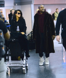 Kim Kardashian - At JFK Airport in New York City with Kanye West (2015. 02. 09) (44xHQ) MPfWeYRX