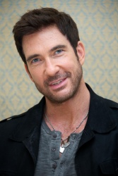 Dylan McDermott - 'Hostages' Press Conference Portraits by Vera Anderson - July 30, 2013 - 8xHQ MgTCIxtj
