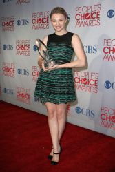 Chloe Moretz - 2012 People's Choice Awards at the Nokia Theatre (Los Angeles, January 11, 2012) - 335xHQ MjOVniZ1