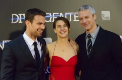 Shailene Woodley, Theo James - на премьере фильма 'Divergent' at Callao Cinema, Мадрид, 3 апреля 2014 (302xHQ) MvF8Wk0x