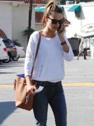Alessandra Ambrosio - Out and about in Brentwood, 27 января 2015 (33xHQ) MxzqJP5F