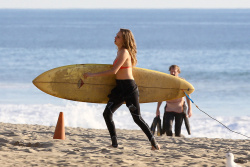 Cara Delevingne - on the beach in Malibu, 9 января 2015 (19xHQ) NSAXX3tW