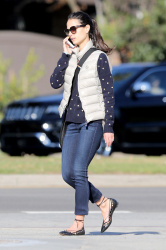 Jordana Brewster - Out and about in Brentwood, 3 января 2015 (10xHQ) NhyzN61M