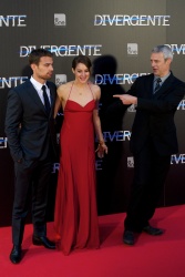 Theo James - Shailene Woodley, Theo James - на премьере фильма 'Divergent' at Callao Cinema, Мадрид, 3 апреля 2014 (302xHQ) OM5GFhzR