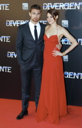 Shailene Woodley, Theo James - на премьере фильма 'Divergent' at Callao Cinema, Мадрид, 3 апреля 2014 (302xHQ) ORKXa8lI