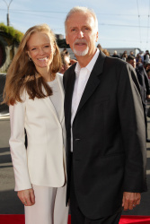 Suzy Amis & James Cameron - 'The Hobbit An Unexpected Journey' World Premiere at Embassy Theatre in Wellington, New Zealand - November 28. 2012 - 3xHQ OYH0bIQW