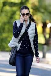 Jordana Brewster - Out and about in Brentwood, 3 января 2015 (10xHQ) PH4FrNlK