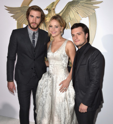 Liam Hemsworth, Jennifer Lawrence, Josh Hutcherson - 'The Hunger Games: Mockingjay - Part 1'Los Angeles Premiere at Nokia Theatre L.A. Live, Лос-Анджелес, 17 ноября 2014 (119xHQ) PkyYXzFk