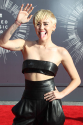 Miley Cyrus - 2014 MTV Video Music Awards in Los Angeles, August 24, 2014 - 350xHQ PwwkvSJP