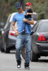 Josh Duhamel - Out for breakfast with his son in Brentwood - April 24, 2015 - 34xHQ Q42lnzX8
