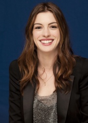 Anne Hathaway - "Love And Other Drugs" press conference portraits by Armando Gallo (Los Angeles, November 6, 2010) - 8xHQ QAB3iKF3