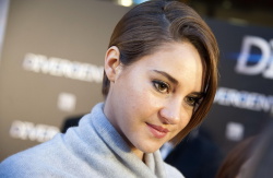 Shailene Woodley, Theo James - на премьере фильма 'Divergent' at Callao Cinema, Мадрид, 3 апреля 2014 (302xHQ) QIbqP8C5