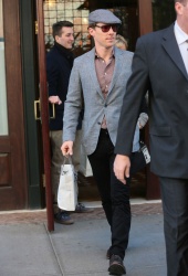 Benedict Cumberbatch - leaving the John Stewart studios in New York City (nov 18, 2014) - 4xHQ QJBDlBER